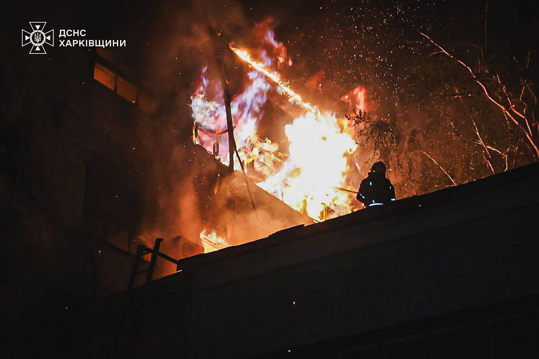 Prédio atingido por drone na região de Kharkiv