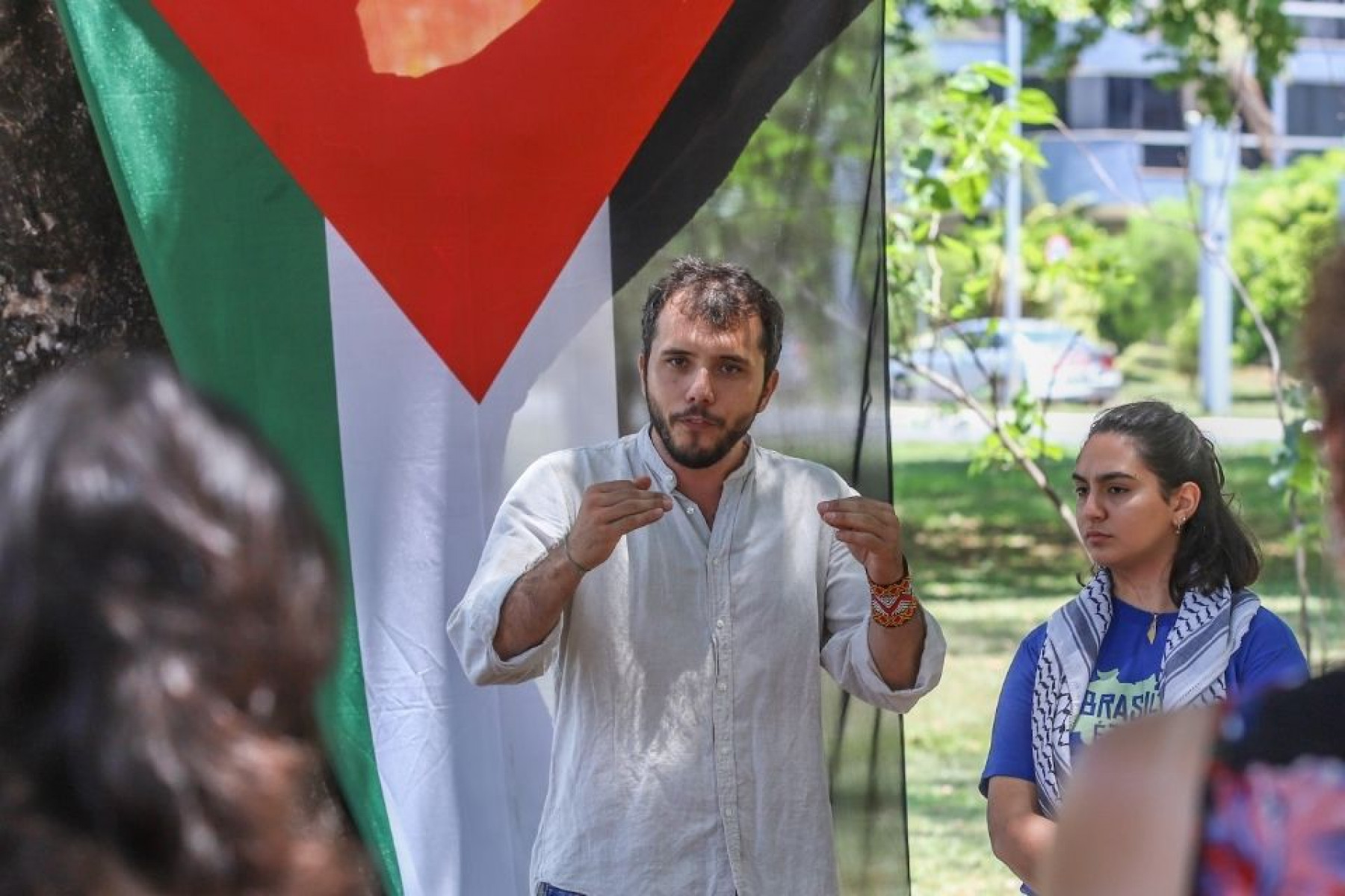 Thiago Ávila, durante aula pública Pró-Palestina, na asa norte em Brasília