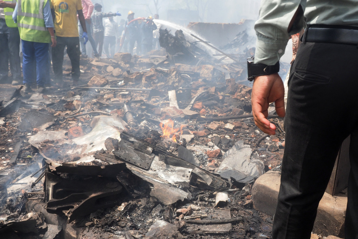 Destroços são vistos no local onde o voo 171 da Air India caiu em uma área residencial perto do aeroporto de Ahmedabad em 12 de junho de 2025. O avião de passageiros com destino a Londres caiu em 12 de junho na cidade de Ahmedabad, no oeste da Índia, com 242 pessoas a bordo, disseram autoridades da aviação, no que a companhia aérea chamou de Destroços são vistos no local onde o voo 171 da Air India caiu em uma área residencial perto do aeroporto de Ahmedabad em 12 de junho de 2025. O avião de passageiros com destino a Londres caiu em 12 de junho na cidade de Ahmedabad, no oeste da Índia, com 242 pessoas a bordo, disseram autoridades da aviação, no que a companhia aérea chamou de