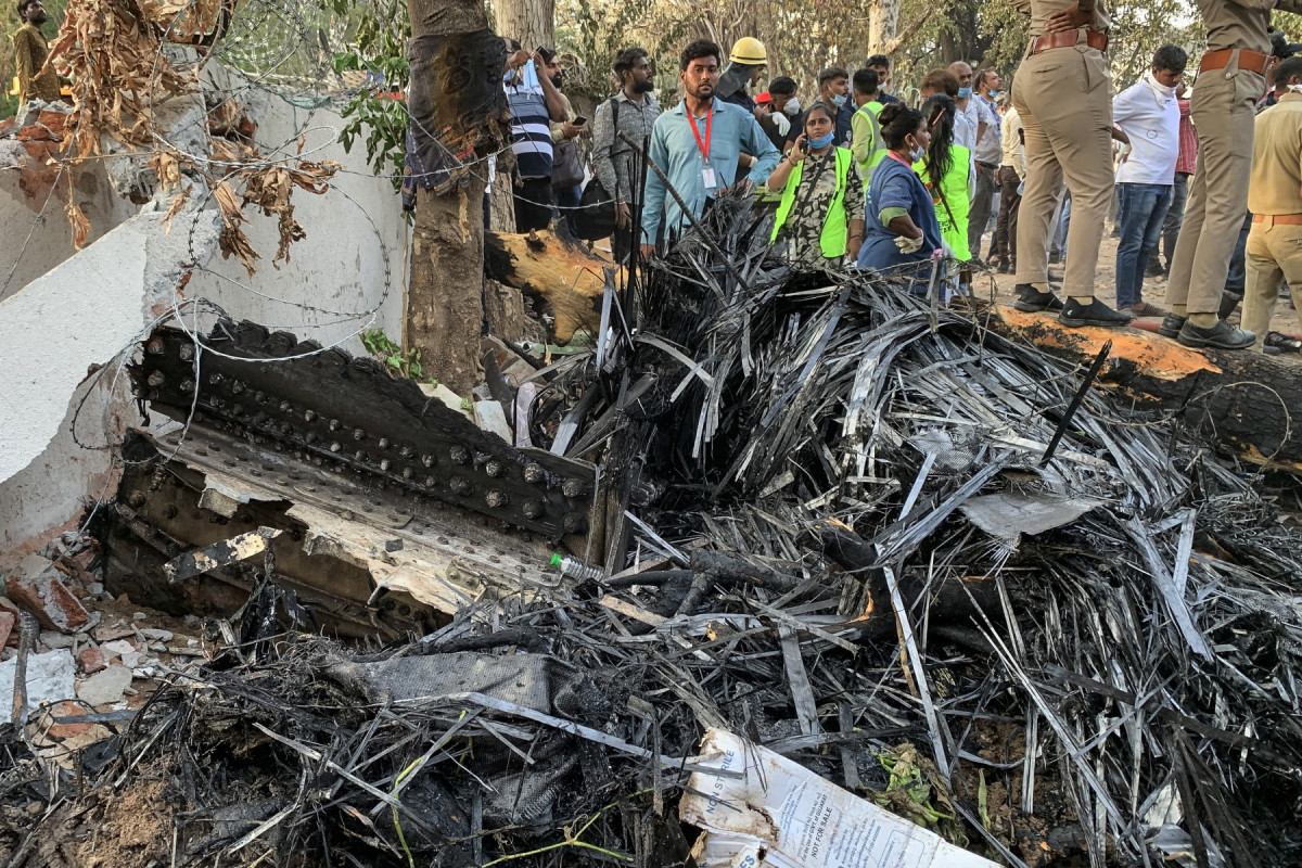 Equipes de resgate são vistas perto dos destroços do voo 171 da Air India