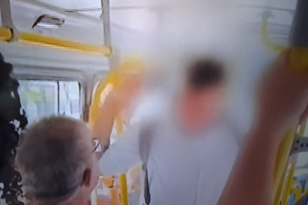 Passageiro entrou no ônibus xingando o motorista, antes da agressão física (REPRODUÇÃO/VÍDEO) Passageiro entrou no ônibus xingando o motorista, antes da agressão física/REPRODUÇÃO/VÍDEO