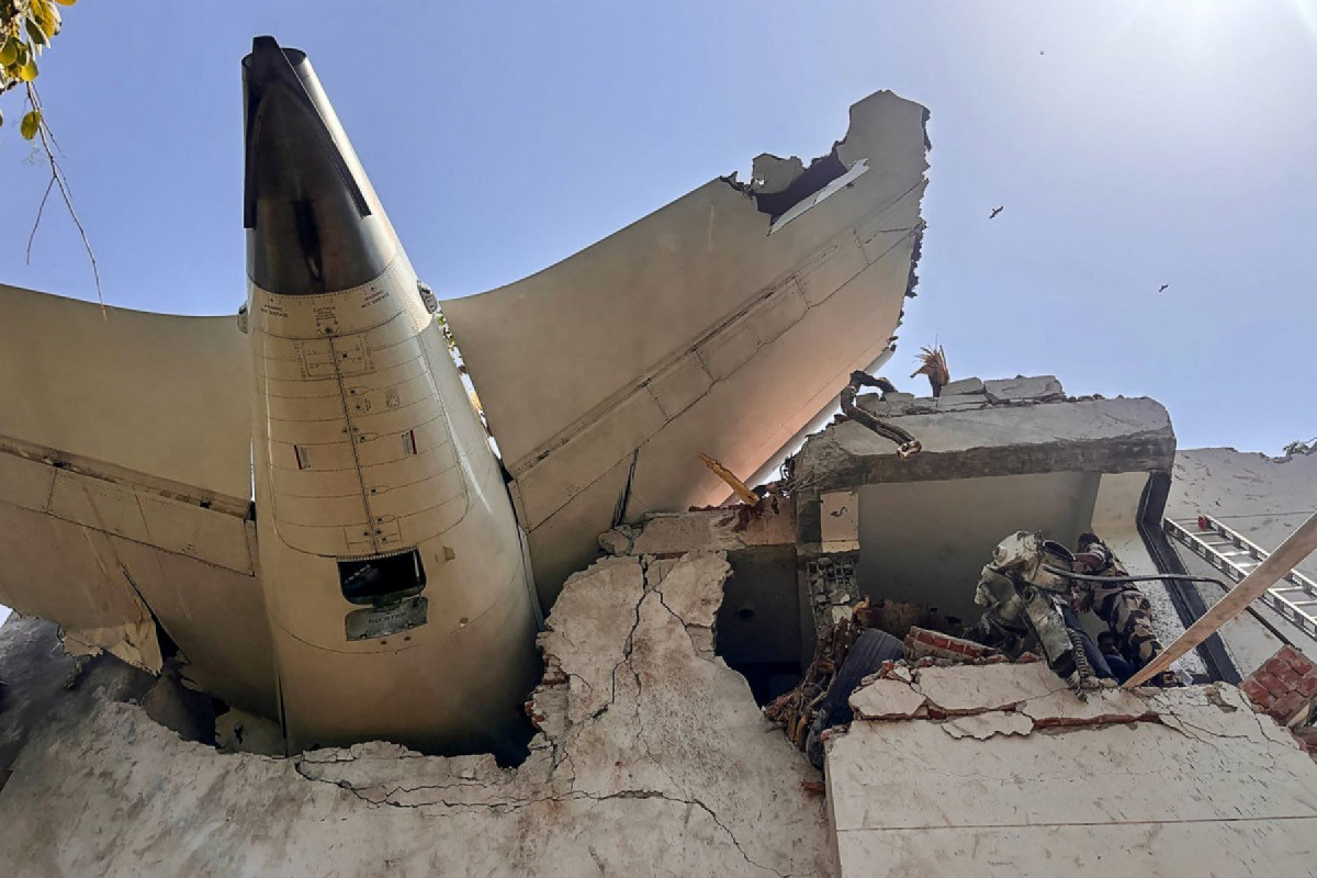 Avião que caiu na Índia atingiu prédio 