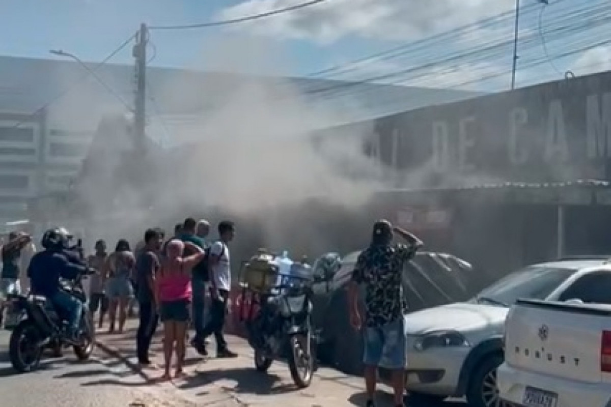 Fumaça foi observada durante incêndio em estabelecimento no mercado (Redes Sociais ) Fumaça foi observada durante incêndio em estabelecimento no mercado /Redes Sociais