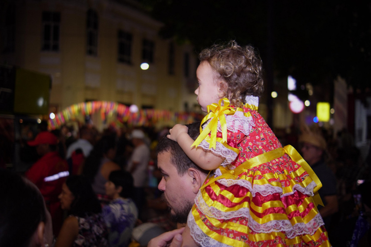 Caminhada do Forró atrai centenas de pessoas no Recife Antigo
