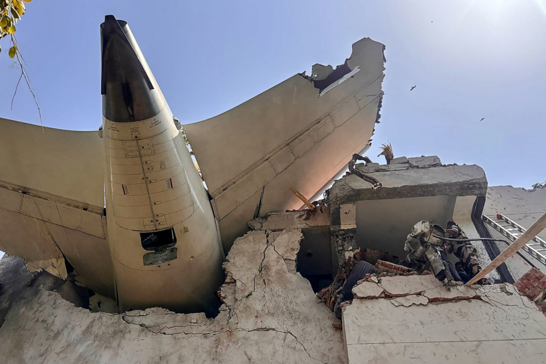 Avião que caiu na Índia atingiu prédio 