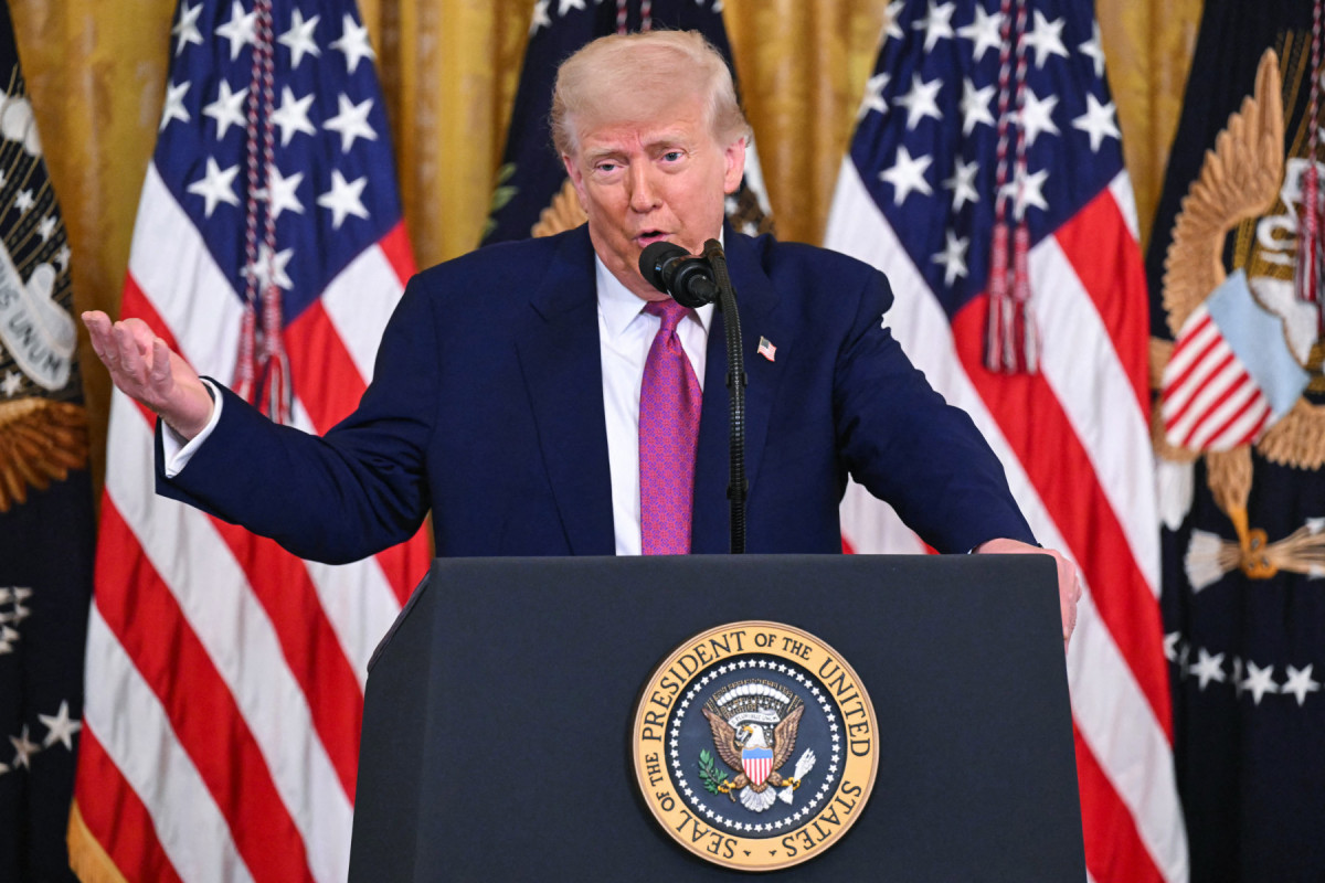O presidente dos EUA, Donald Trump, discursa antes de assinar um projeto de lei que bloqueia a regra da Califórnia que proíbe a venda de carros novos movidos a gasolina até 2035, no Salão Leste da Casa Branca, em Washington, D.C., em 12 de junho de 2025. O presidente dos EUA, Donald Trump, disse na quinta-feira que pode aumentar as tarifas sobre automóveis importados em um futuro próximo, em uma tentativa de fortalecer a produção nacional. (Foto de SAUL LOEB / AFP)