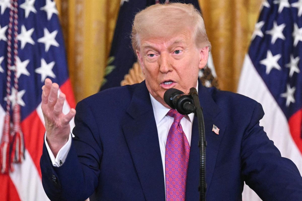 O presidente dos EUA, Donald Trump, discursa antes de assinar um projeto de lei que bloqueia a regra da Califórnia que proíbe a venda de carros novos movidos a gasolina até 2035, no Salão Leste da Casa Branca, em Washington, D.C., em 12 de junho de 2025. O presidente Trump disse na quinta-feira que poderia aumentar as tarifas sobre automóveis importados em um futuro próximo, em uma tentativa de fortalecer a produção nacional. (Foto de SAUL LOEB / AFP) ( AFP) O presidente dos EUA, Donald Trump, discursa antes de assinar um projeto de lei que bloqueia a regra da Califórnia que proíbe a venda de carros novos movidos a gasolina até 2035, no Salão Leste da Casa Branca, em Washington, D.C., em 12 de junho de 2025. O presidente Trump disse na quinta-feira que poderia aumentar as tarifas sobre automóveis importados em um futuro próximo, em uma tentativa de fortalecer a produção nacional. (Foto de SAUL LOEB / AFP)/ AFP
