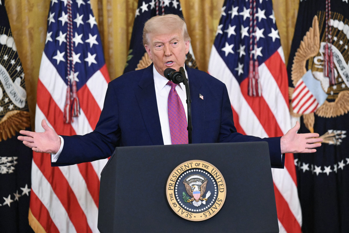 O presidente dos EUA, Donald Trump, discursa antes de assinar um projeto de lei que bloqueia a regra da Califórnia que proíbe a venda de carros novos movidos a gasolina até 2035, no Salão Leste da Casa Branca, em Washington, D.C., em 12 de junho de 2025. O presidente Trump disse na quinta-feira que poderia aumentar as tarifas sobre automóveis importados em um futuro próximo, em uma tentativa de fortalecer a produção nacional. (Foto de SAUL LOEB / AFP)