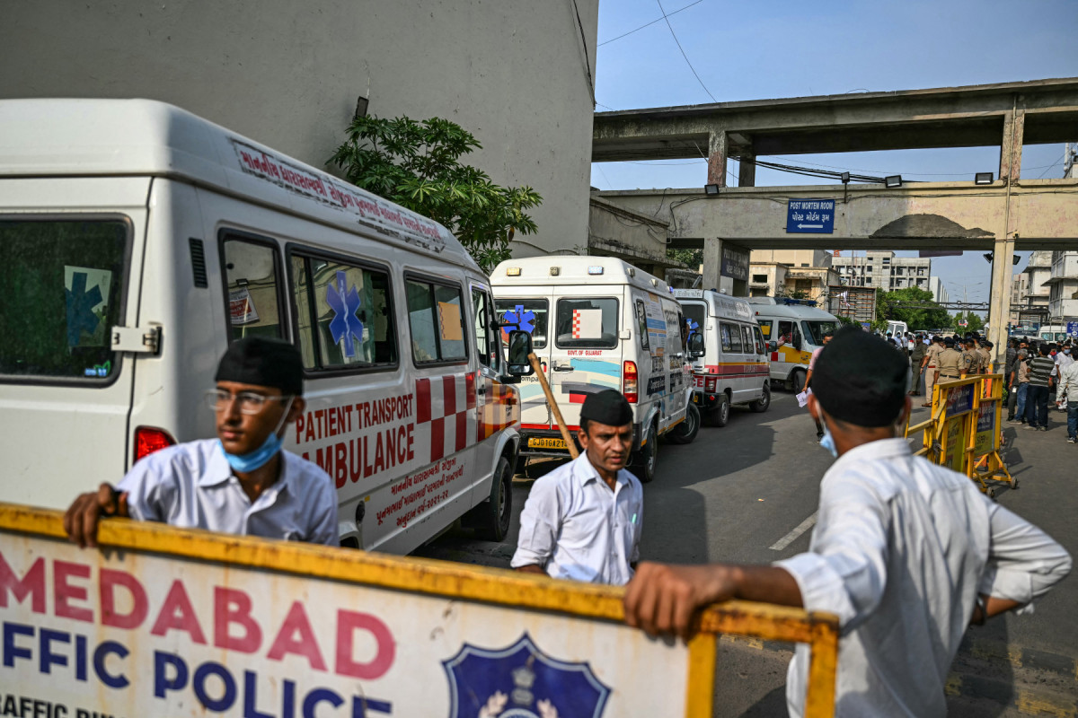 Ambulâncias são vistas estacionadas perto da sala de necropsia de um hospital antes de transferir os corpos das vítimas para um necrotério em Ahmedabad, em 13 de junho de 2025, um dia após o voo 171 da Air India ter caído em uma área residencial perto do aeroporto. Investigadores recuperaram um gravador de caixa-preta no local do acidente, em 13 de junho, de um avião de passageiros com destino a Londres que se chocou contra uma área residencial da cidade de Ahmedabad, na Índia, matando pelo menos 265 pessoas a bordo e em solo. (Foto de Punit PARANJPE / AFP) ( AFP) Ambulâncias são vistas estacionadas perto da sala de necropsia de um hospital antes de transferir os corpos das vítimas para um necrotério em Ahmedabad, em 13 de junho de 2025, um dia após o voo 171 da Air India ter caído em uma área residencial perto do aeroporto. Investigadores recuperaram um gravador de caixa-preta no local do acidente, em 13 de junho, de um avião de passageiros com destino a Londres que se chocou contra uma área residencial da cidade de Ahmedabad, na Índia, matando pelo menos 265 pessoas a bordo e em solo. (Foto de Punit PARANJPE / AFP)/ AFP