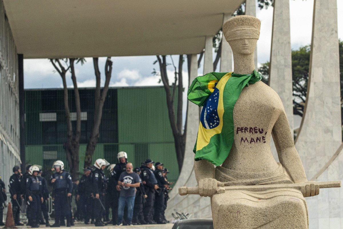 Estátua do STF foi pichada no dia 8 de janeiro de 2023 (Joédson Alves/Agência Brasil) Estátua do STF foi pichada no dia 8 de janeiro de 2023/Joédson Alves/Agência Brasil
