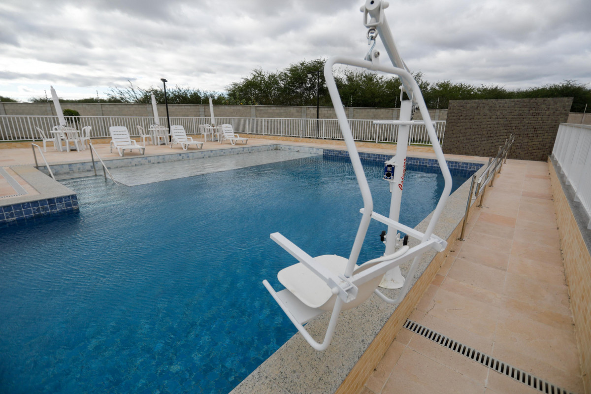 Condomínio conta com piscina e área de lazer