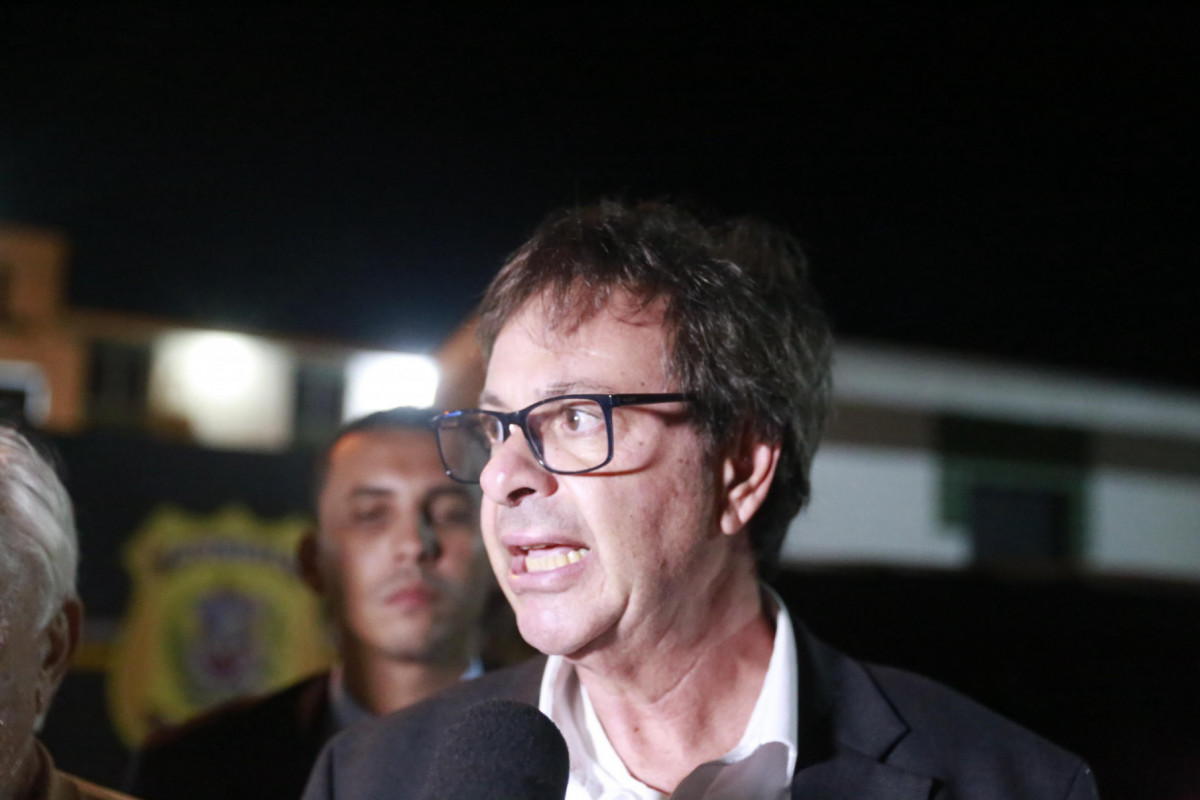 Gilson Machado deixou o Cotel na noite desta sexta-feira (13) e foi recebido pelo advogado e por políticos