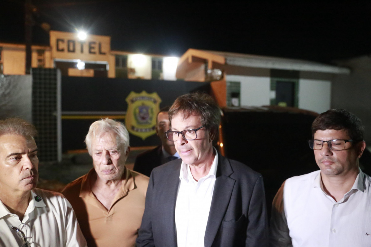 Gilson Machado deixou o Cotel na noite desta sexta-feira (13) e foi recebido pelo advogado e por políticos