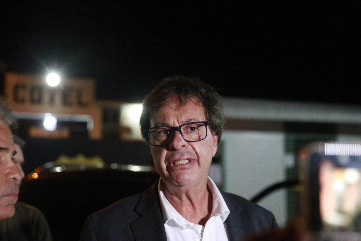 Gilson Machado deixou o Cotel na noite desta sexta-feira (13) e foi recebido pelo advogado e por políticos (Foto: Crysli Viana/DP Foto) Gilson Machado deixou o Cotel na noite desta sexta-feira (13) e foi recebido pelo advogado e por políticos/Foto: Crysli Viana/DP Foto