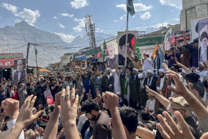 Mu&ccedil;ulmanos xiitas gritam palavras de ordem durante um protesto contra a onda de ataques israelenses contra o Ir&atilde;, em Skardu, na regi&atilde;o montanhosa de Gilgit-Baltistan, no Paquist&atilde;o, em 13 de junho de 2025. O Paquist&atilde;o, o &uacute;nico pa&iacute;s isl&acirc;mico com armas nucleares, "condenou veementemente" em 13 de junho uma onda de ataques israelenses contra seu vizinho Ir&atilde;. (Foto de Manzoor BALTI / AFP)