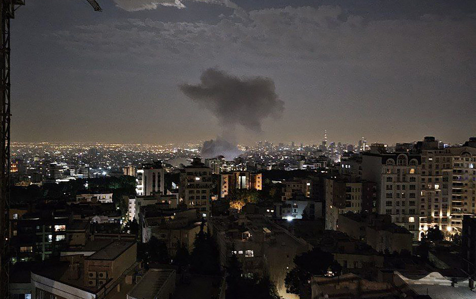 Esta foto divulgada pelo canal oficial do Telegram Sepah News, do Corpo da Guarda Revolucionária do Irã (IRGC), na sexta-feira (13), mostra fumaça saindo de um local supostamente alvo de um ataque israelense na capital iraniana, Teerã, no início da manhã. 