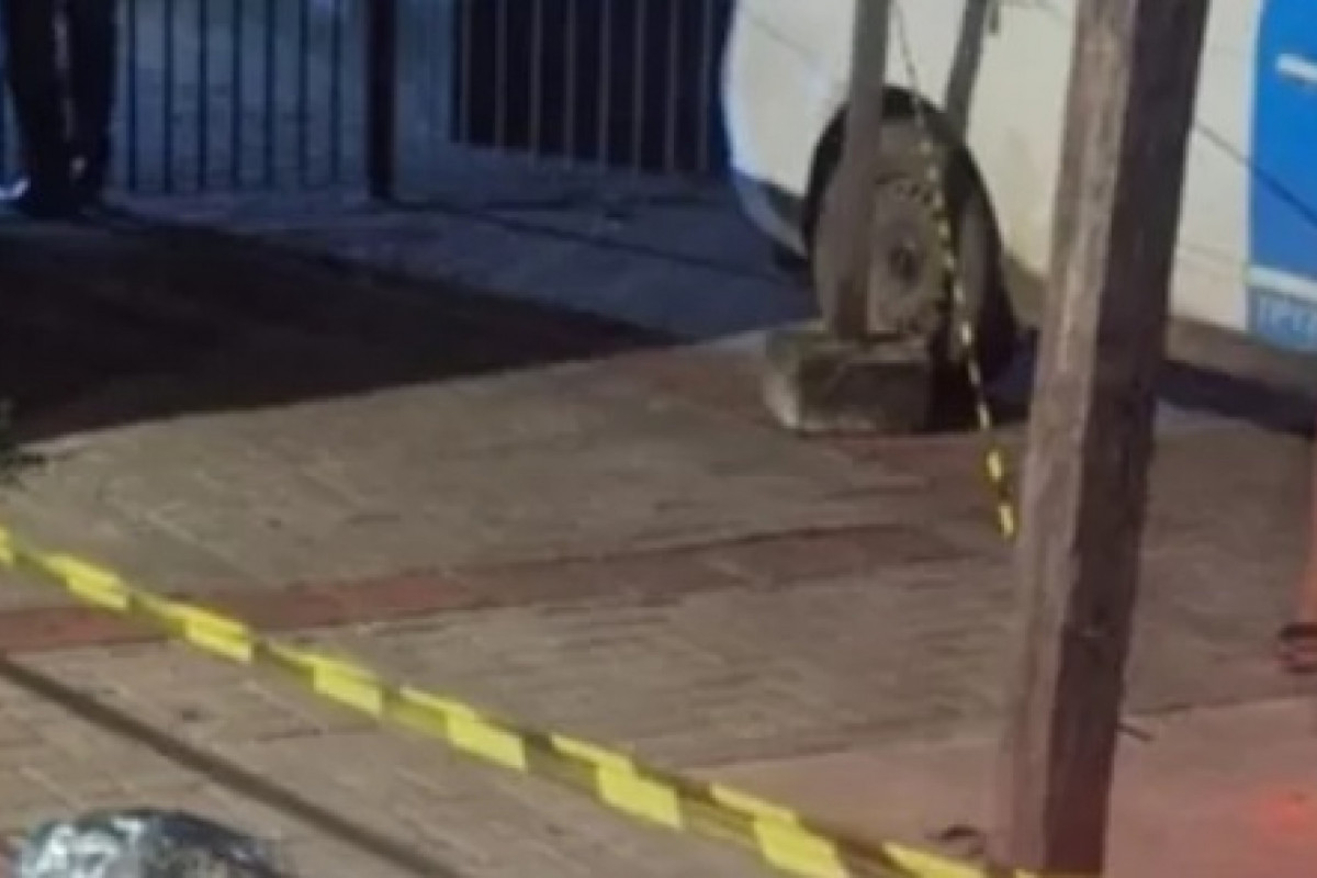 Corpo foi deixado na frente da Central de Plantões da Polícia Civil (Redes Sociais ) Corpo foi deixado na frente da Central de Plantões da Polícia Civil /Redes Sociais