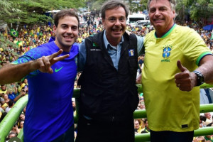 O vereador do Recife, Gilson Machado Filho (PL), ao lado do pai, o ex-ministro Gilson Machado, e o ex-presidente Jair Bolsonaro. 