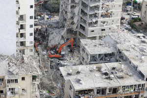 Destroços de prédios atingidos por mísseis iranianos em Israel