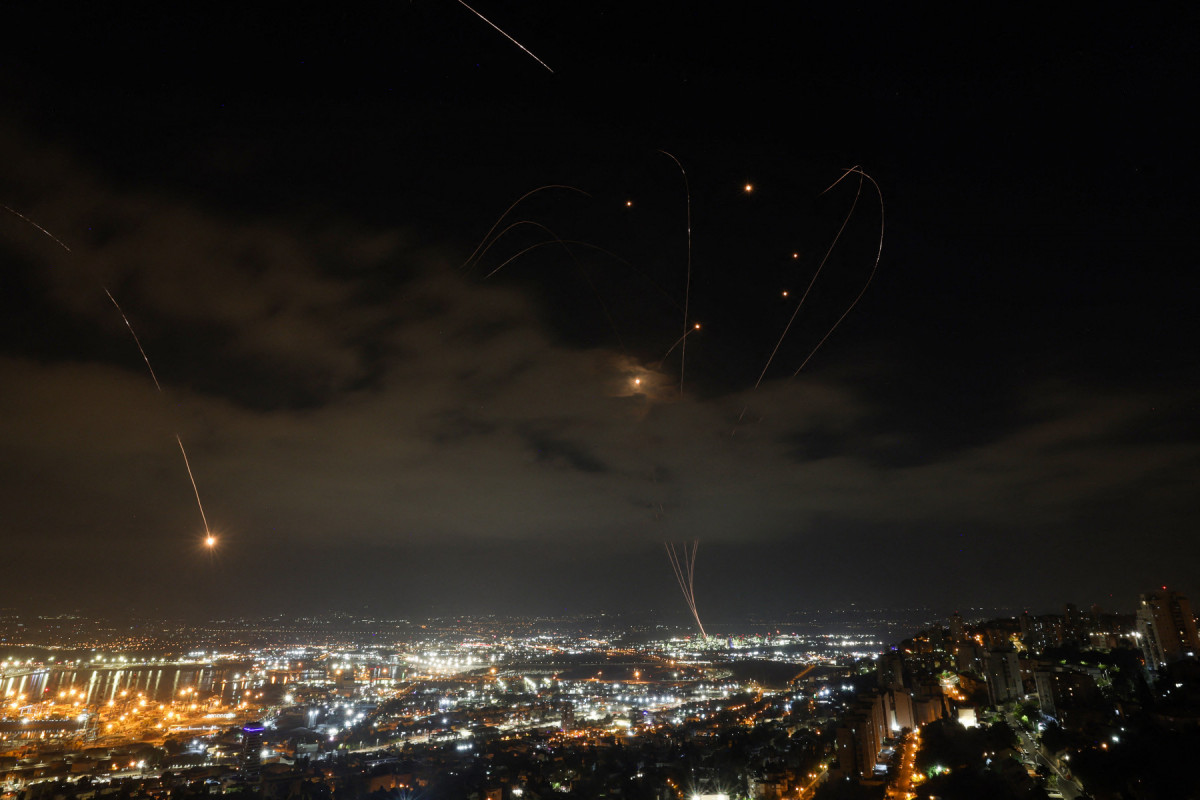 Sistemas de defesa aérea israelenses são ativados para interceptar mísseis iranianos sobre a cidade israelense de Haifa em meio a uma nova onda de foguetes lançados pelo Irã em 16 de junho de 2025. (AHMAD GHARABLI / AFP) Sistemas de defesa aérea israelenses são ativados para interceptar mísseis iranianos sobre a cidade israelense de Haifa em meio a uma nova onda de foguetes lançados pelo Irã em 16 de junho de 2025. /AHMAD GHARABLI / AFP