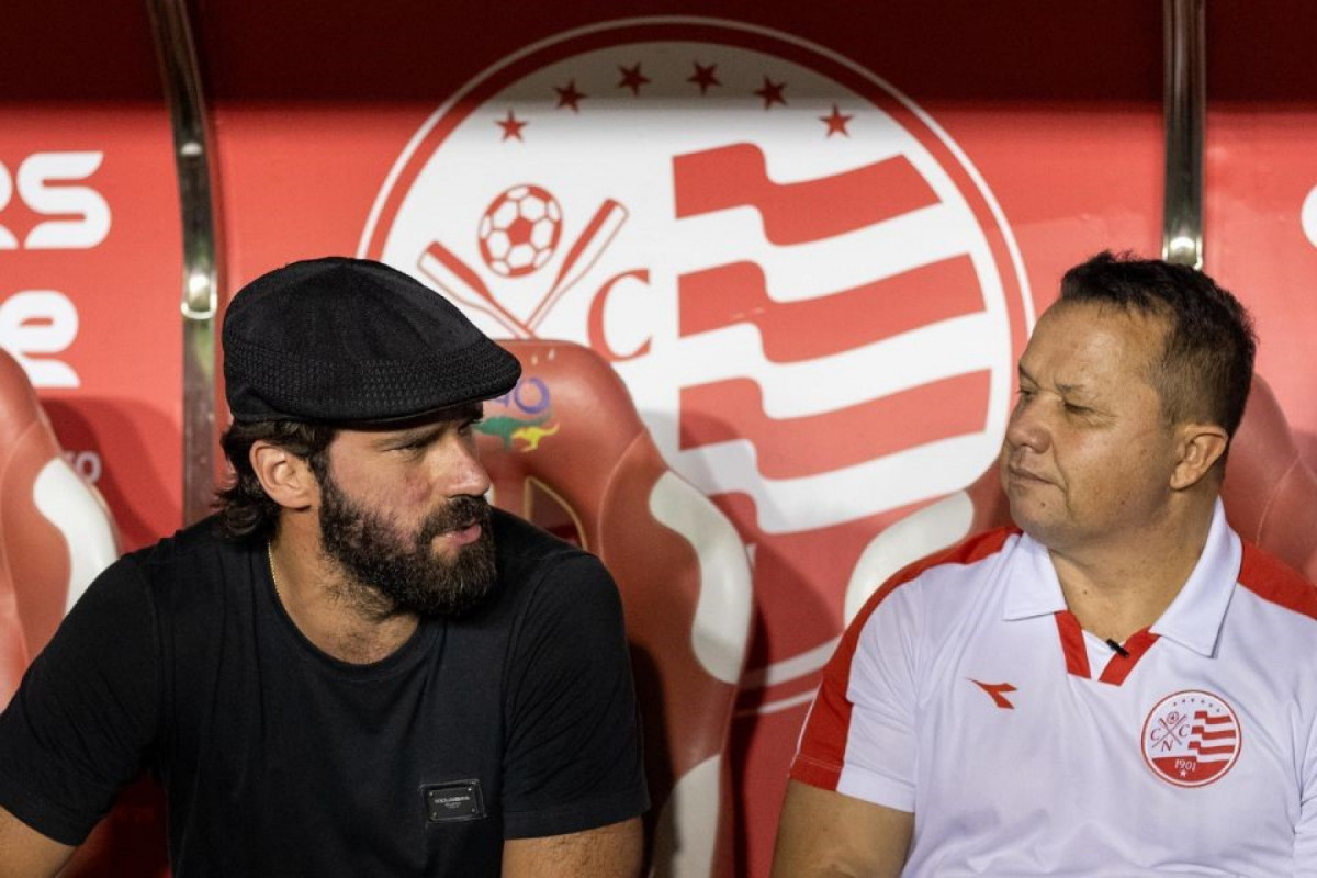 Goleiro Alisson conversou com o ídolo alvirrubro Kuki ( Rafael Vieira / DP Foto) Goleiro Alisson conversou com o ídolo alvirrubro Kuki/ Rafael Vieira / DP Foto