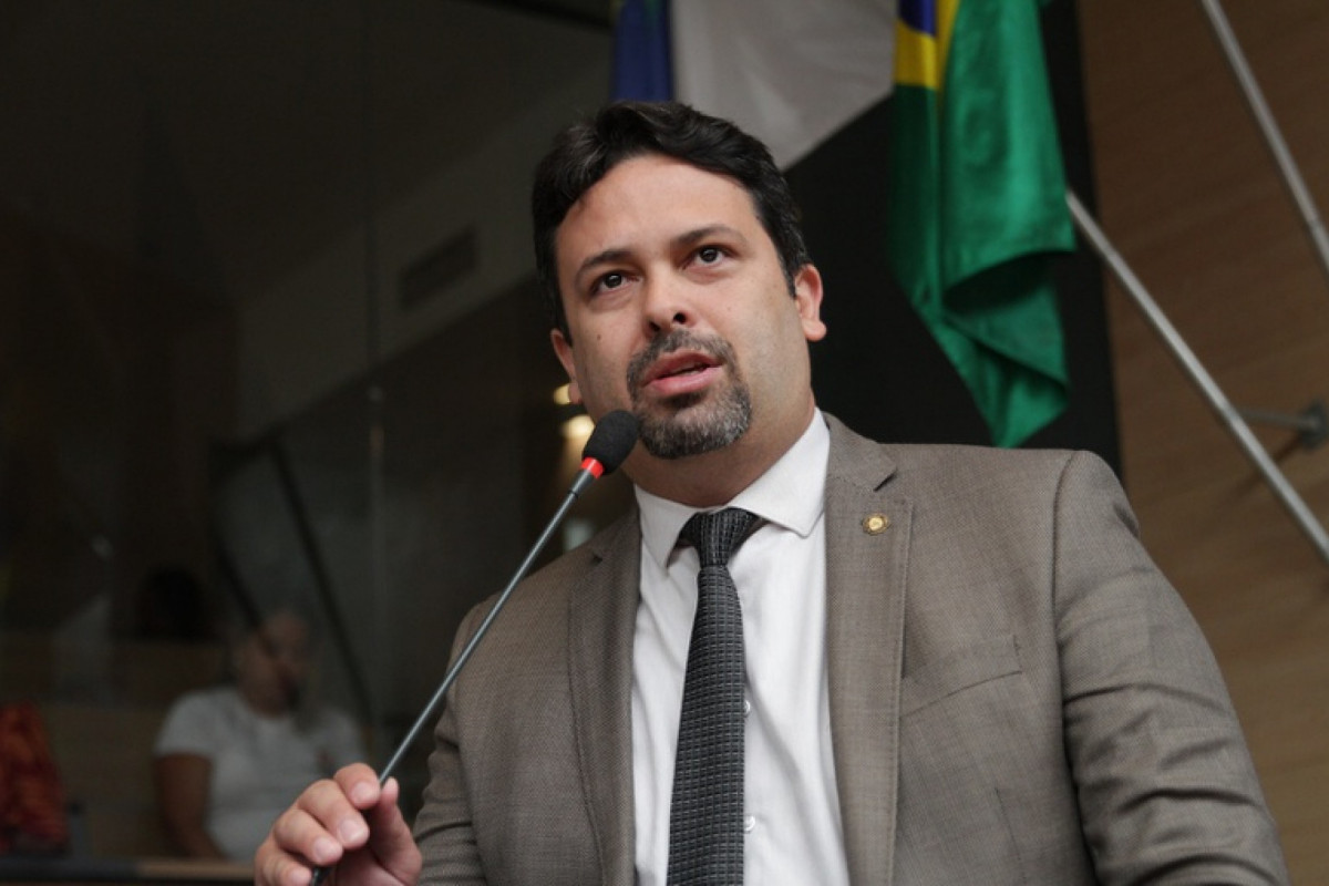 Líder da oposição na Câmara do Recife, vereador Felipe Alecrim