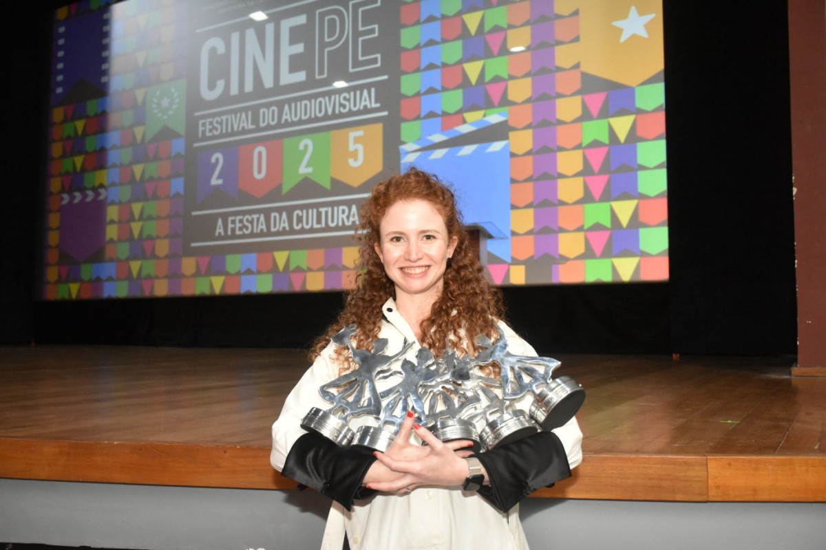 Diretora pernambucana Mykaela Plotkin com os cinco troféus Calunga recebidos pelo elogiado 'Senhoritas'. (Foto: Felipe Souto Maior) Diretora pernambucana Mykaela Plotkin com os cinco troféus Calunga recebidos pelo elogiado 'Senhoritas'./Foto: Felipe Souto Maior