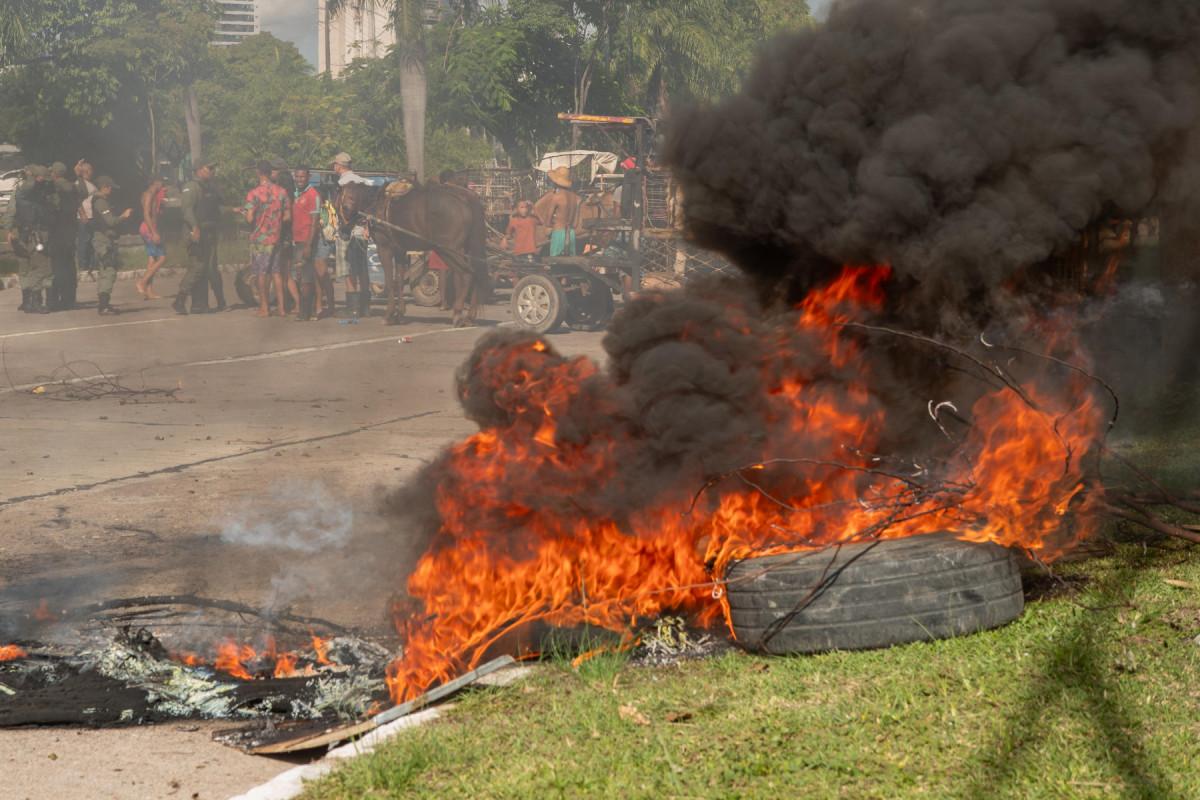 Protestos simultâneos dos carroceiros param várias avenidas do Recife
