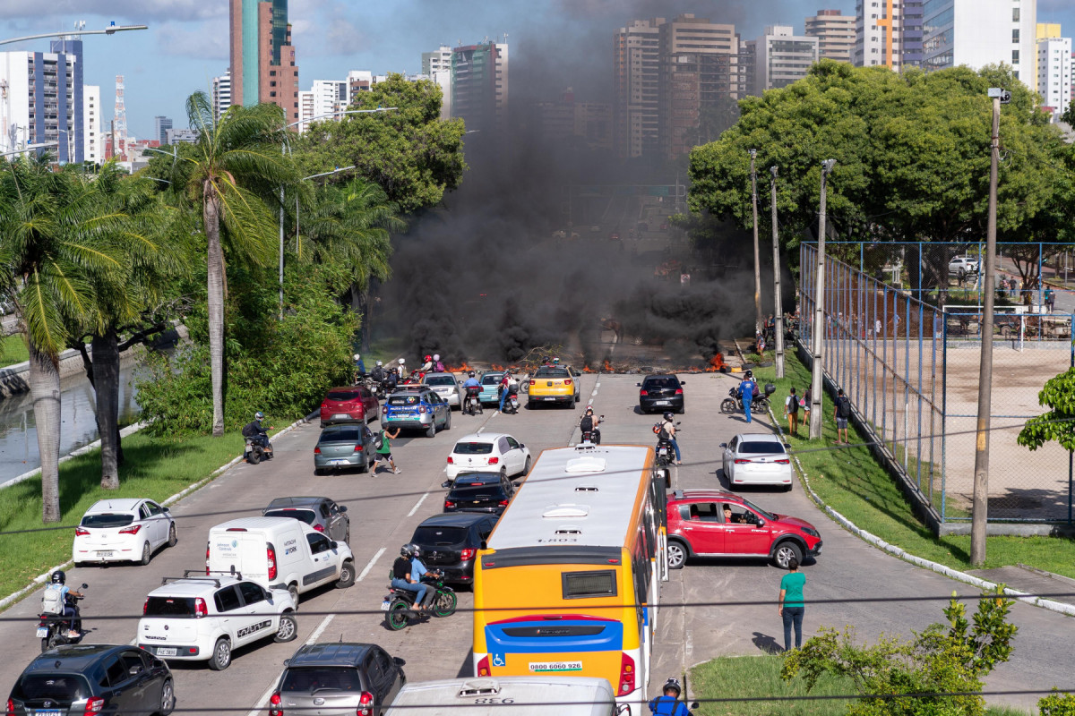 Protestos simultâneos dos carroceiros param várias avenidas do Recife
