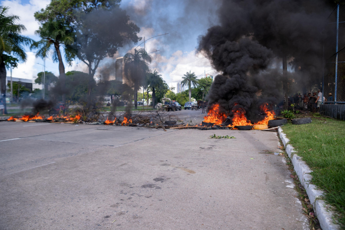Protestos simultâneos dos carroceiros param várias avenidas do Recife
