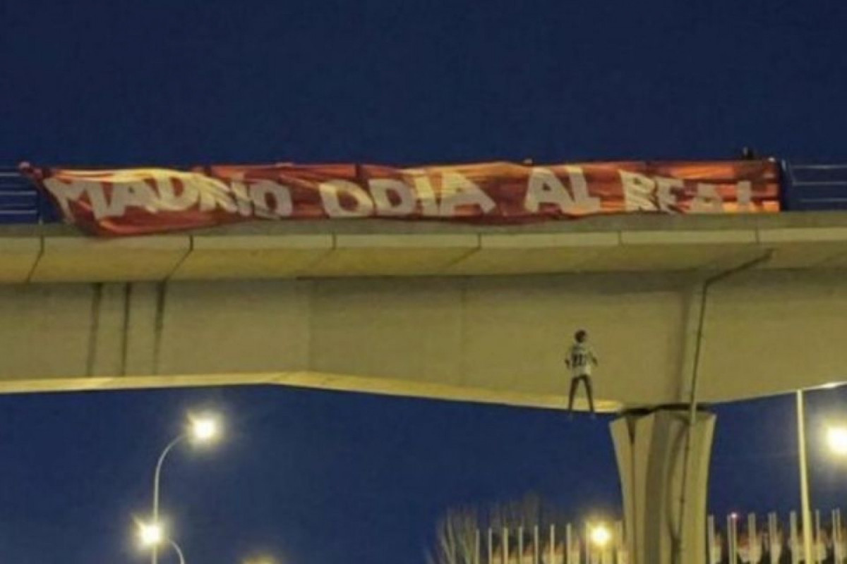 A Justiça espanhola condenou quatro pessoas a prisão pela exibição de um boneco enforcado com o nome de Vinícius Júnior (Reprodução) A Justiça espanhola condenou quatro pessoas a prisão pela exibição de um boneco enforcado com o nome de Vinícius Júnior/Reprodução