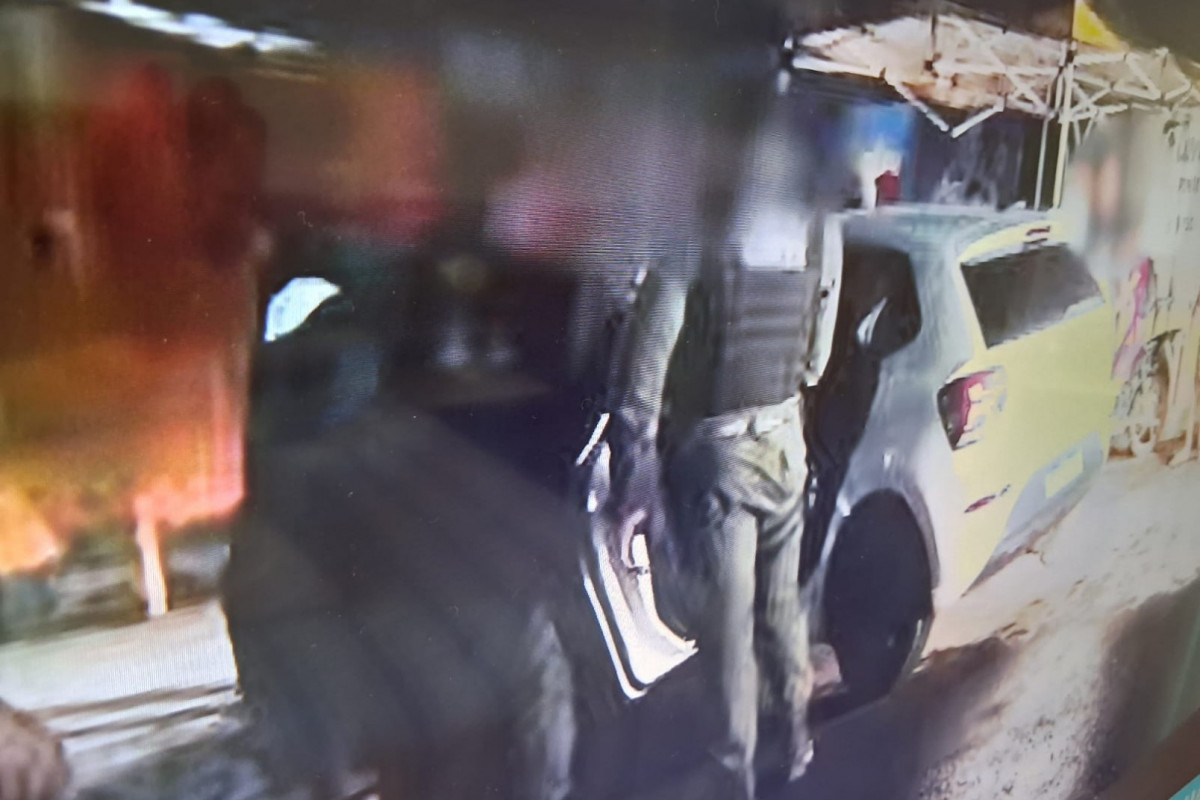 O veículo estava saindo do Shopping Guararapes, localizado no bairro de Piedade, em Jaboatão dos Guararapes