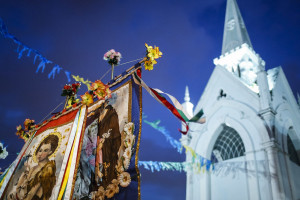 Após bêncão das bandeiras no Santuário do Morro da Conceição, procissão desce para o Sítio Trindade, a partir das 18h