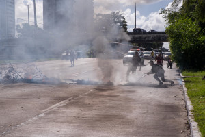 Protestos simultâneos dos carroceiros param várias avenidas do Recife
