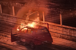 Carro ficou em chamas após bater em poste 