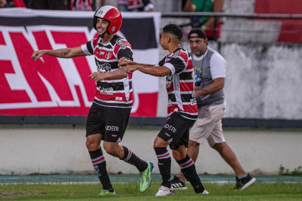 Thiago Galhardo comemora gol do Santa Cruz