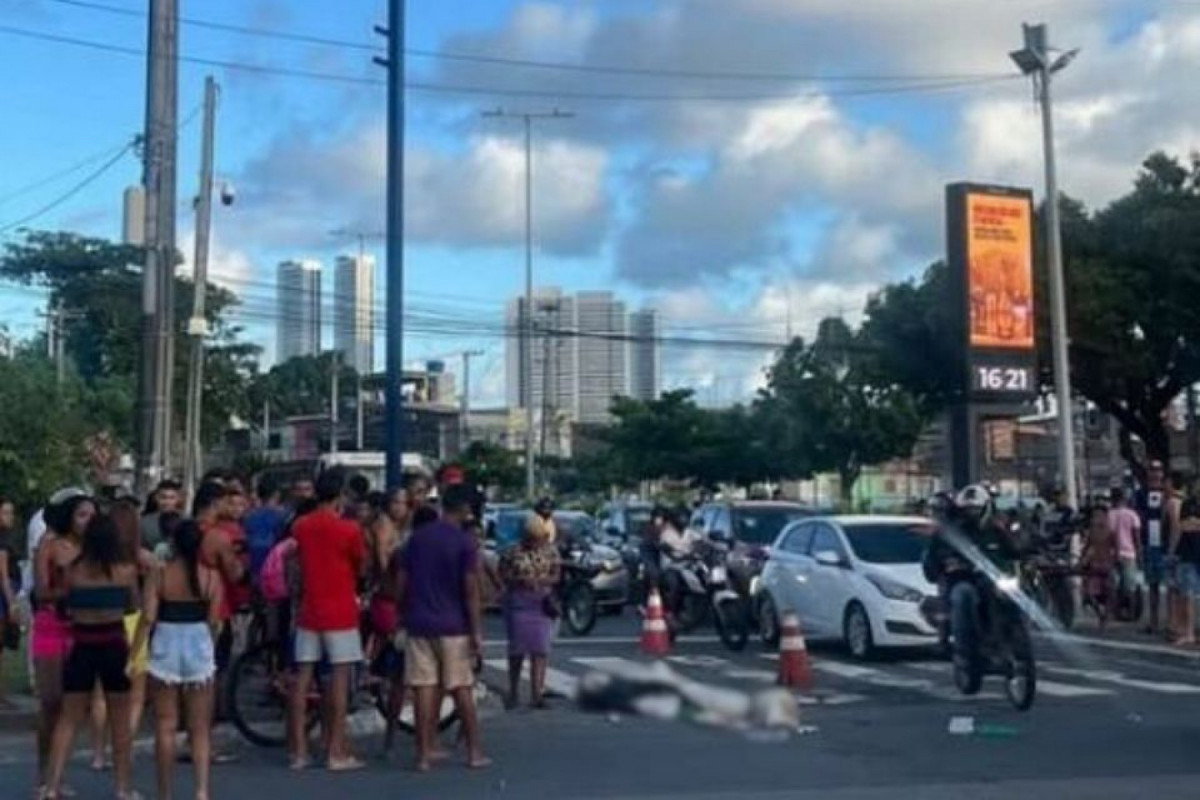 Catador de recicláveis morre após ser atropelado por caminhão em Santo Amaro
(Reprodução/Santo Amaro News) Catador de recicláveis morre após ser atropelado por caminhão em Santo Amaro
/Reprodução/Santo Amaro News