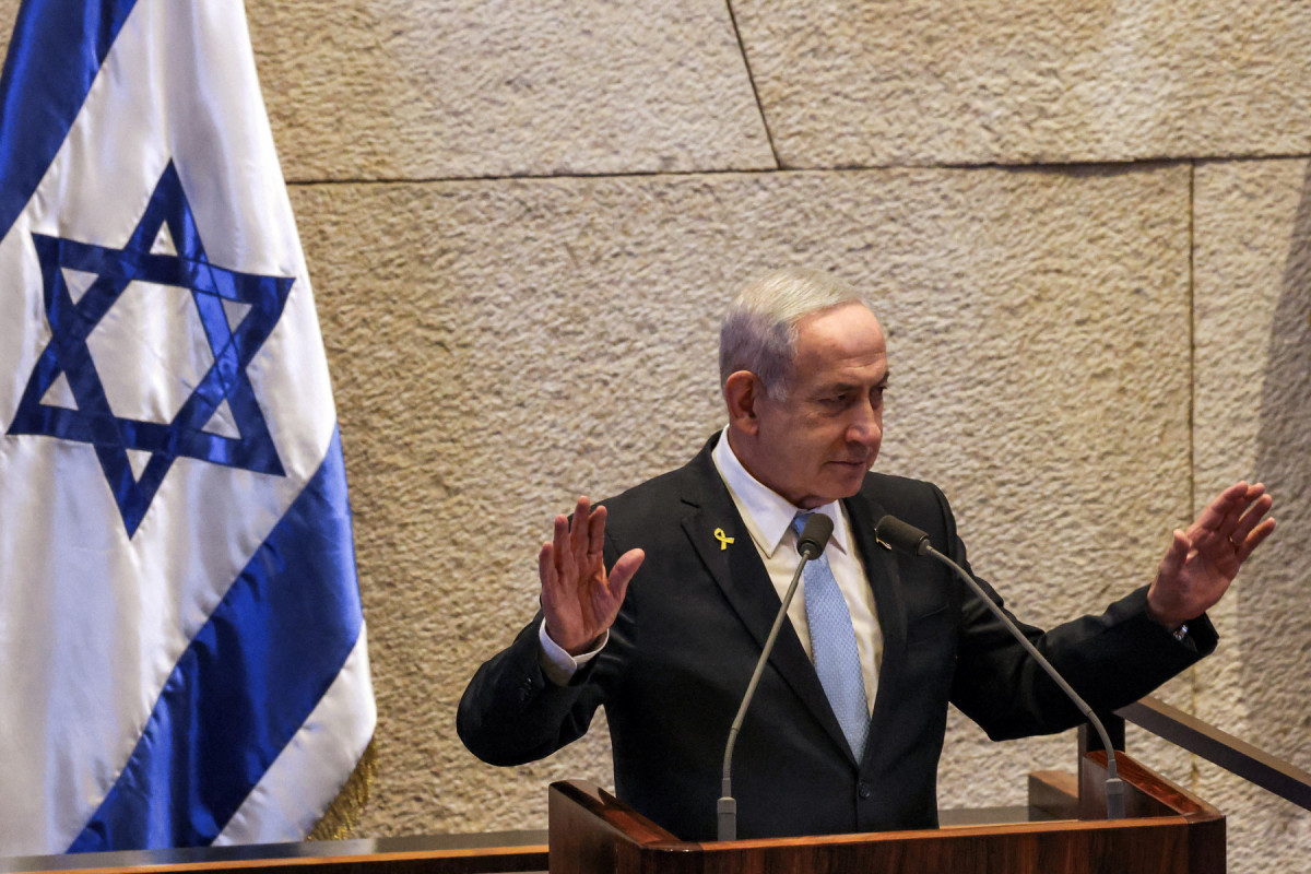 O primeiro-ministro israelense, Benjamin Netanyahu, gesticula enquanto se dirige à assembleia durante uma sessão do parlamento israelense (Knesset) em sua sede em Jerusalém, em 11 de junho de 2025. (Foto de Menahem KAHANA / AFP)