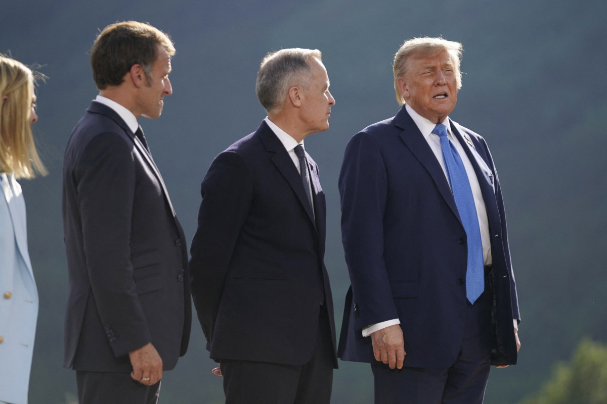 A primeira-ministra italiana Giorgia Meloni, o presidente francês Emmanuel Macron, o primeiro-ministro canadense Mark Carney e o presidente dos EUA Donald Trump posam para uma foto de família durante a Cúpula do Grupo dos Sete (G7) no Kananaskis Country Golf Course em Kananaskis, Alberta, Canadá, em 16 de junho de 2025. (Foto de Geoff Robins / AFP)