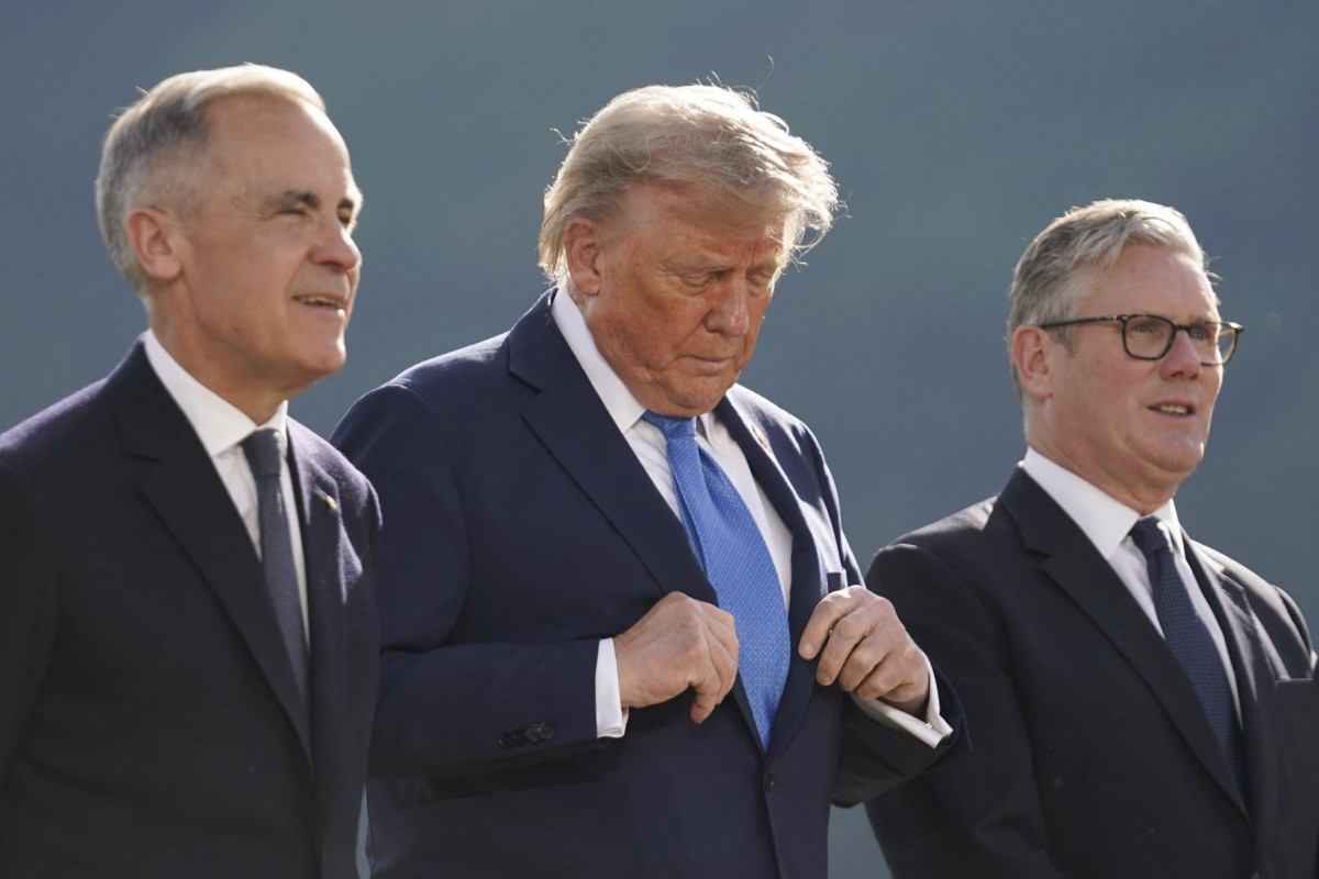 O primeiro-ministro canadense Mark Carney, o presidente dos EUA Donald Trump e o primeiro-ministro britânico Keir Starmer posam para uma foto de família durante a Cúpula do Grupo dos Sete (G7) no Kananaskis Country Golf Course em Kananaskis, Alberta, Canadá, em 16 de junho de 2025. (Foto de Geoff Robins / AFP) ( AFP) O primeiro-ministro canadense Mark Carney, o presidente dos EUA Donald Trump e o primeiro-ministro britânico Keir Starmer posam para uma foto de família durante a Cúpula do Grupo dos Sete (G7) no Kananaskis Country Golf Course em Kananaskis, Alberta, Canadá, em 16 de junho de 2025. (Foto de Geoff Robins / AFP)/ AFP