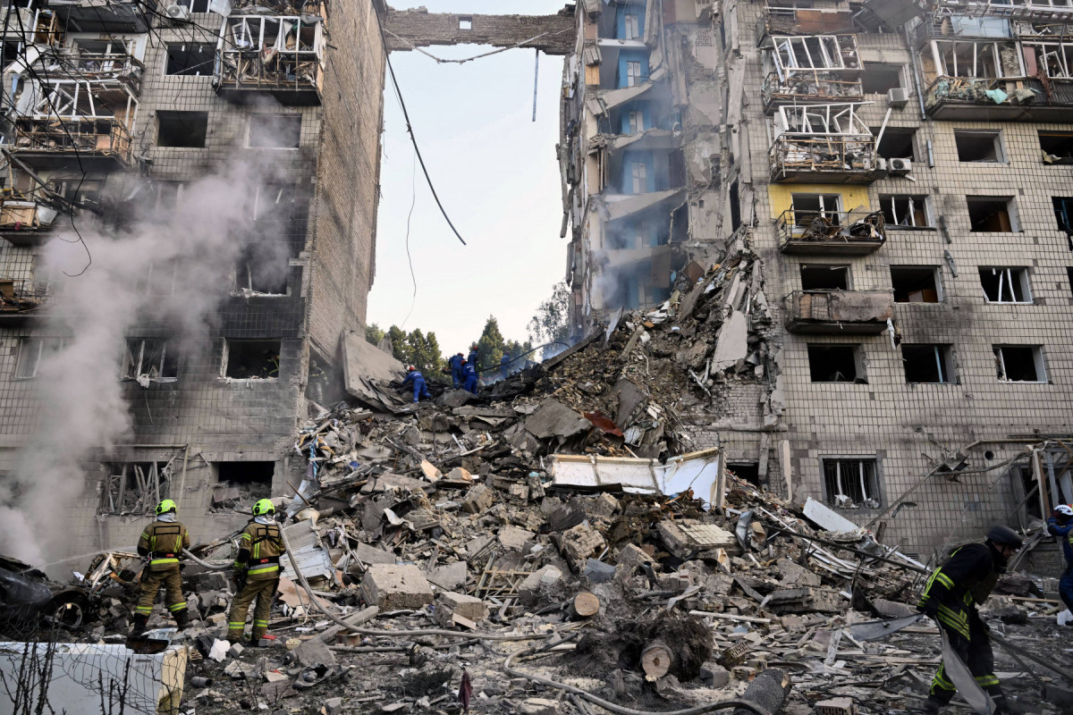 Equipes de resgate ucranianas realizam operações de busca e salvamento em um prédio residencial gravemente danificado após o ataque com mísseis russos em Kiev, em 17 de junho de 2025, em meio à invasão russa da Ucrânia. Ataques aéreos russos contra a capital ucraniana, Kiev, na manhã de 17 de junho, mataram pelo menos uma pessoa — um cidadão americano — e feriram outras 16, informou o prefeito da cidade. (Foto de Genya SAVILOV / AFP) ( AFP)
Equipes de resgate ucranianas realizam operações de busca e salvamento em um prédio residencial gravemente danificado após o ataque com mísseis russos em Kiev, em 17 de junho de 2025, em meio à invasão russa da Ucrânia. Ataques aéreos russos contra a capital ucraniana, Kiev, na manhã de 17 de junho, mataram pelo menos uma pessoa — um cidadão americano — e feriram outras 16, informou o prefeito da cidade. (Foto de Genya SAVILOV / AFP)/ AFP