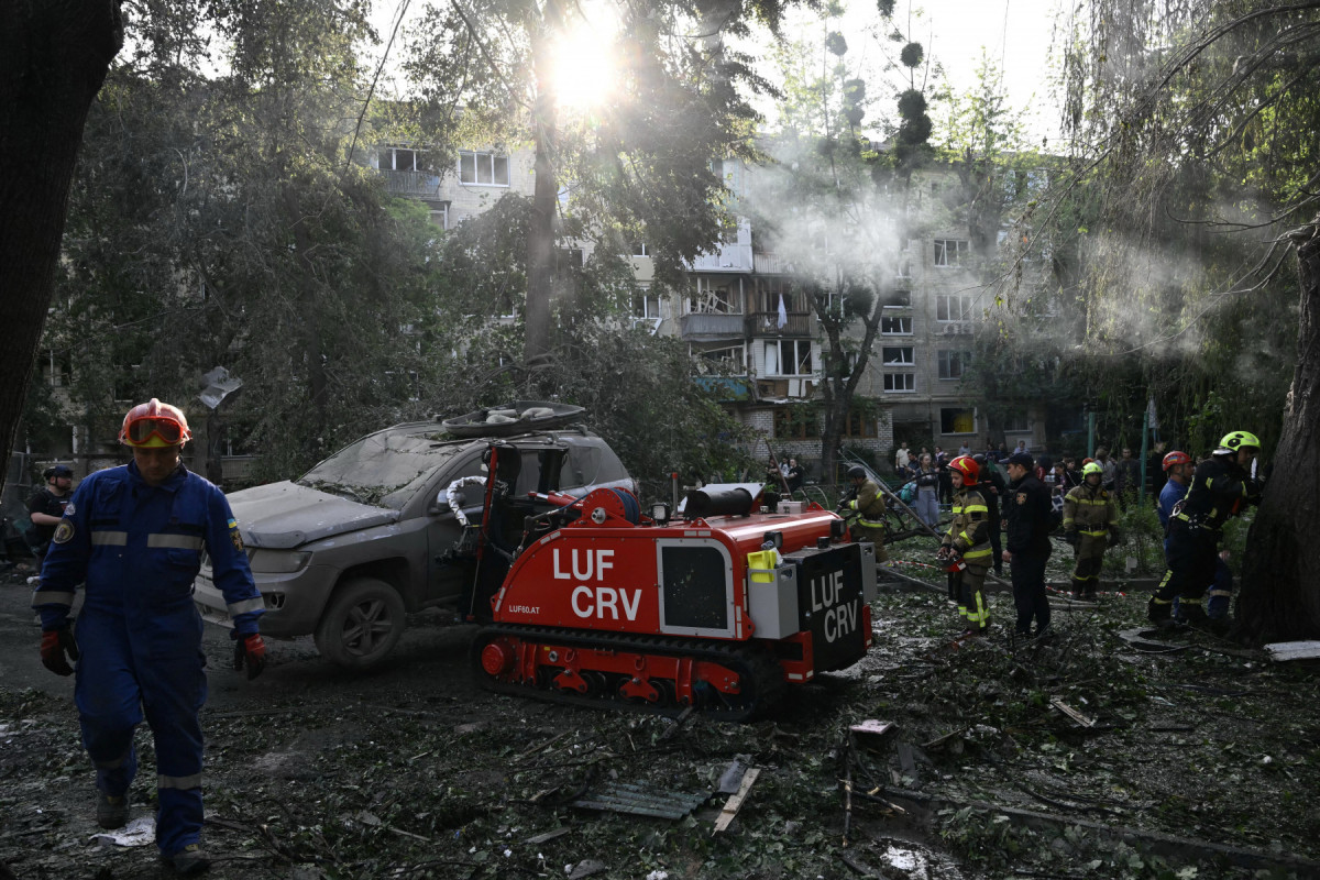 Equipes de resgate ucranianas realizam operações de busca e salvamento em um prédio residencial gravemente danificado após o ataque com mísseis russos em Kiev em 17 de junho de 2025, em meio à invasão russa da Ucrânia. Um ataque russo à Ucrânia matou pelo menos 14 pessoas e feriu dezenas na capital, informaram as autoridades em 17 de junho, com mais feridos relatados nas regiões de Odessa e Chernigov. (Foto de Genya SAVILOV / AFP)