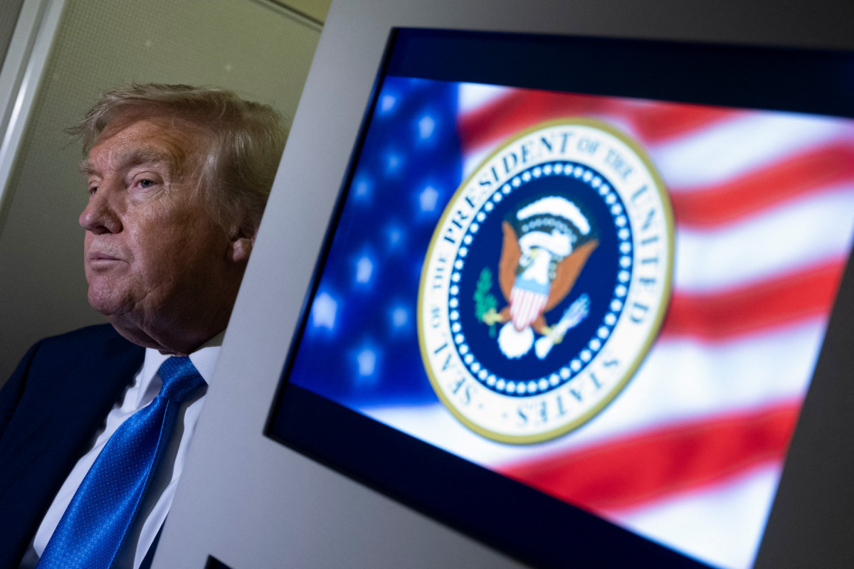 O presidente dos EUA, Donald Trump, fala com repórteres sobre a Cúpula do G7 a bordo do Air Force One durante sua viagem de volta do Canadá para Washington, em 16 de junho de 2025. O presidente dos EUA, Donald Trump, deixou a cúpula do G7 no Canadá um dia antes, em 16 de junho, retornando à Casa Branca enquanto Israel e Irã trocavam disparos de mísseis pelo quinto dia consecutivo. (Foto de Brendan Smialowski / AFP)
