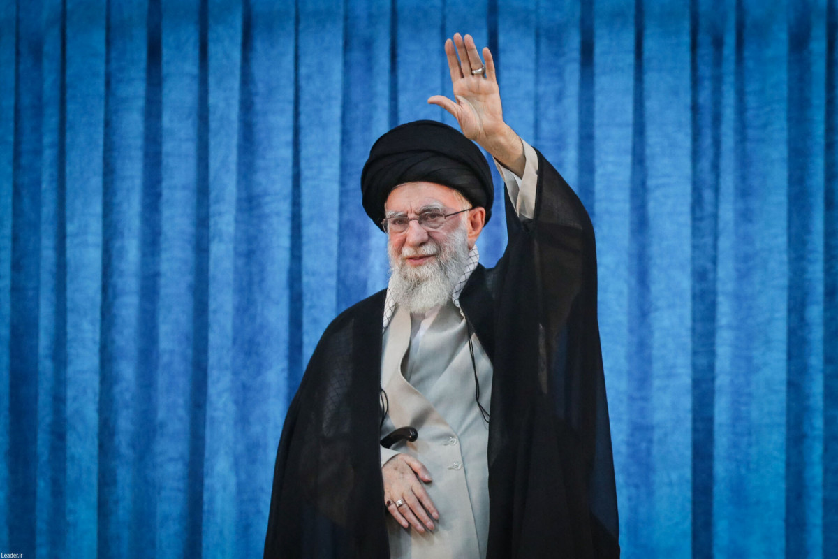 Uma foto fornecida pelo gabinete do líder supremo iraniano, o aiatolá Ali Khamenei, mostra-o acenando durante uma cerimônia por ocasião do 36º aniversário da morte do aiatolá Ruhollah Khomeini, em Teerã, em 4 de junho de 2025. O primeiro-ministro israelense, Benjamin Netanyahu, disse à ABC News, em uma entrevista em 16 de junho, que assassinar o líder supremo do Irã Uma foto fornecida pelo gabinete do líder supremo iraniano, o aiatolá Ali Khamenei, mostra-o acenando durante uma cerimônia por ocasião do 36º aniversário da morte do aiatolá Ruhollah Khomeini, em Teerã, em 4 de junho de 2025. O primeiro-ministro israelense, Benjamin Netanyahu, disse à ABC News, em uma entrevista em 16 de junho, que assassinar o líder supremo do Irã