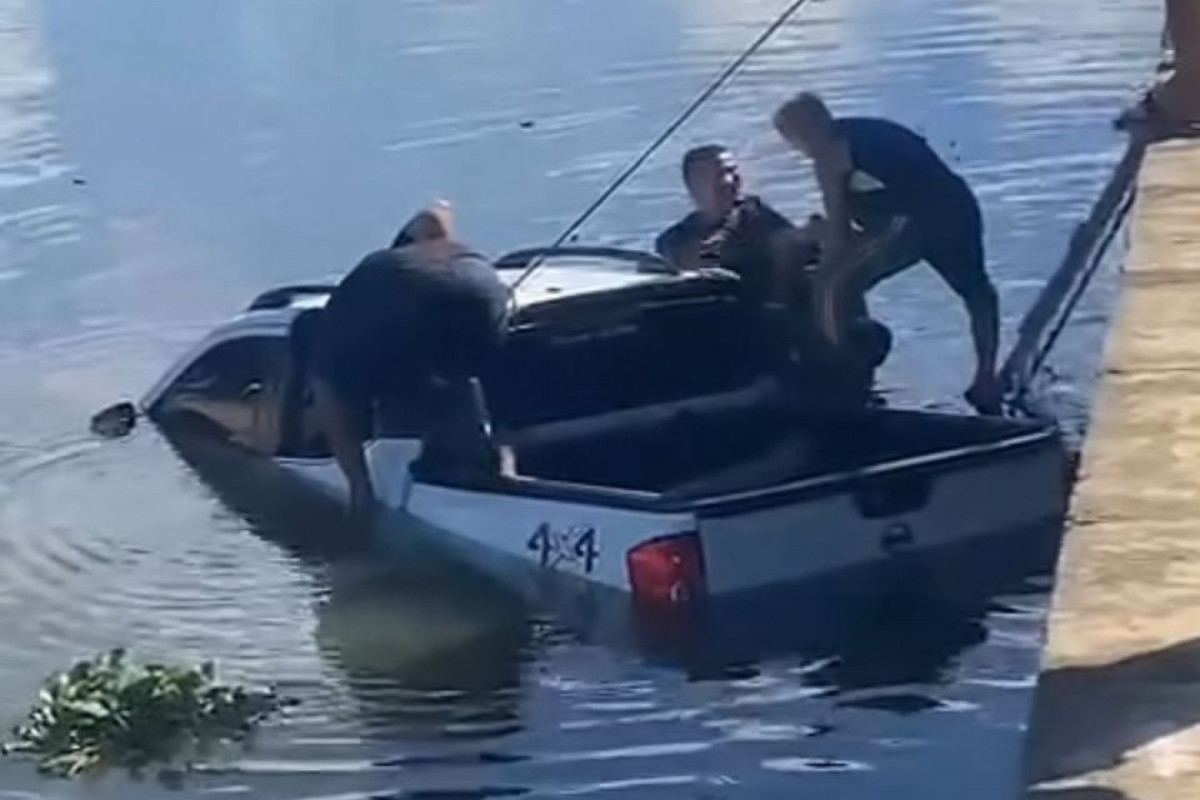 Homem baleado cai com veículo em canal após acidente em Olinda (Reprodução/redes sociais) Homem baleado cai com veículo em canal após acidente em Olinda/Reprodução/redes sociais