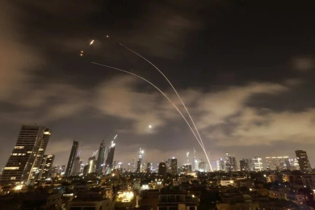 Os sistemas de defesa aérea israelenses são ativados para interceptar mísseis iranianos sobre a cidade israelense de Tel Aviv na manhã de 18 de junho de 2025 (Menahem Kahana/AFP) Os sistemas de defesa aérea israelenses são ativados para interceptar mísseis iranianos sobre a cidade israelense de Tel Aviv na manhã de 18 de junho de 2025/Menahem Kahana/AFP