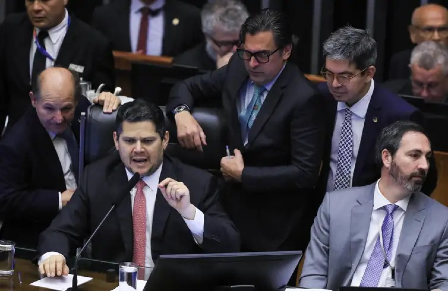 Congresso Nacional durante sessão plenária semipresencial para a votação de vetos presidenciais