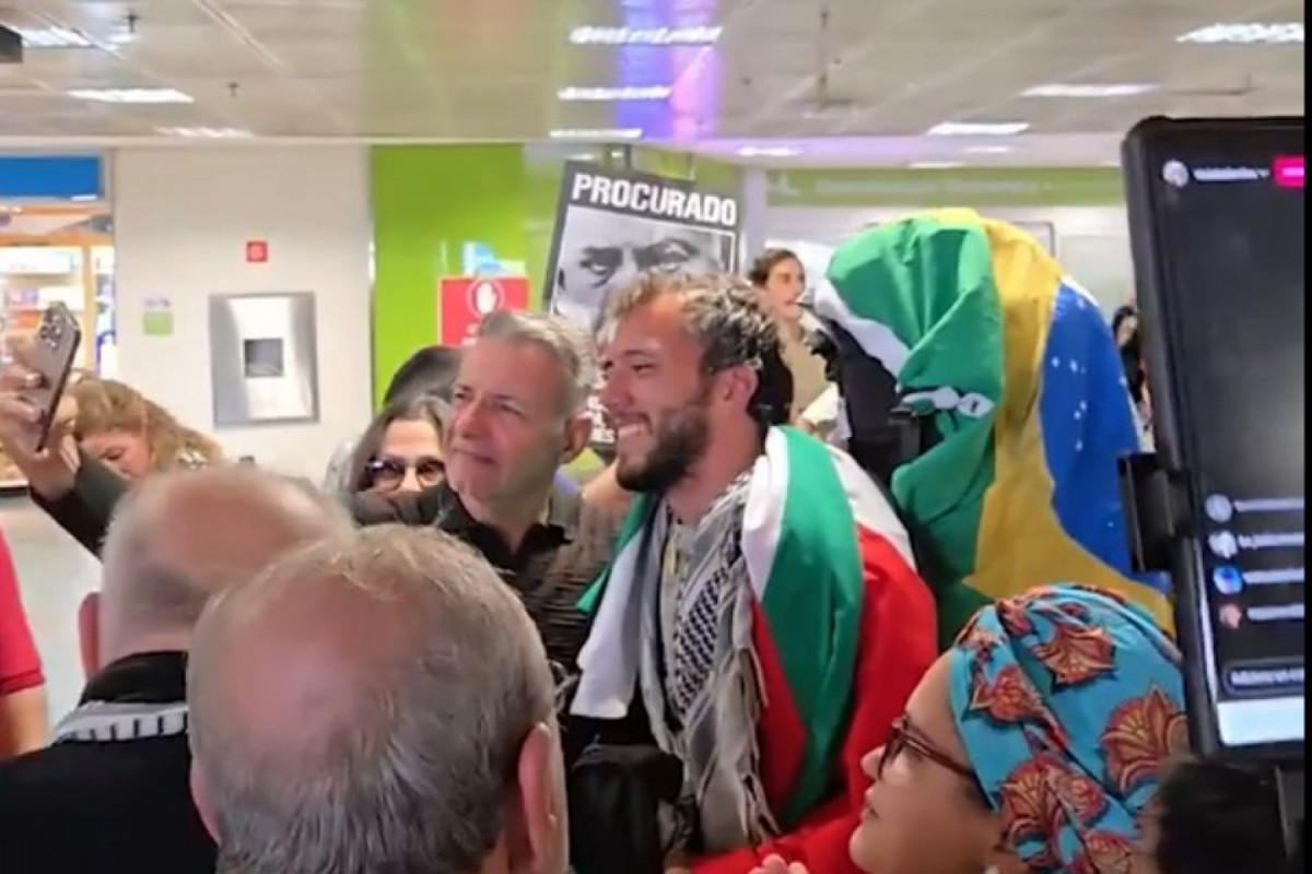 Ativista brasiliense chega ao DF com ato pró-Palestina no aeroporto (Reprodução/ Redes Sociais ) Ativista brasiliense chega ao DF com ato pró-Palestina no aeroporto/Reprodução/ Redes Sociais