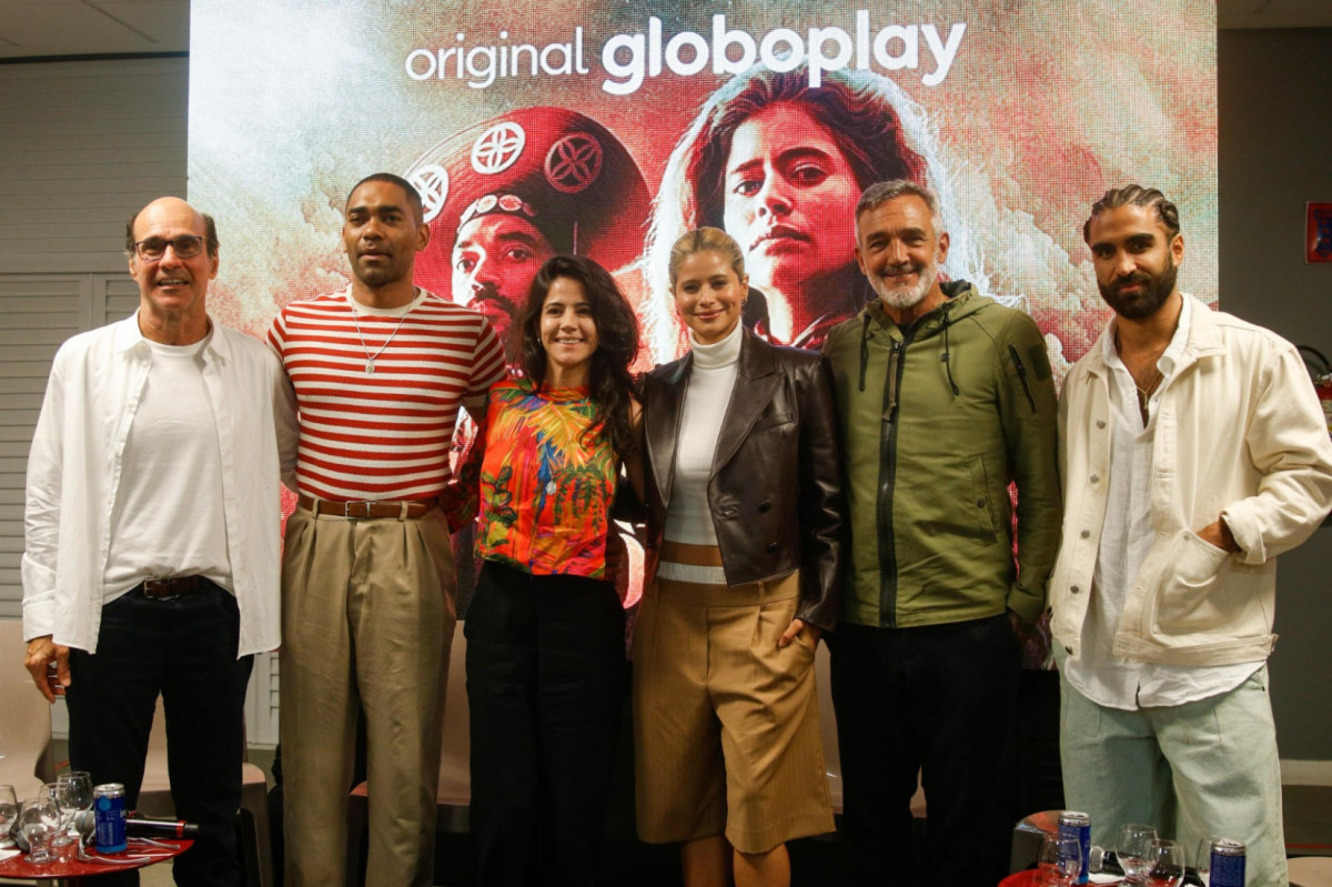 George Moura, Ítalo Martin, Juliana Castro, Isadora Cruz, Rogério Gomes e Vitor Sampaio durante o lançamento da novela no Recife (Marina Torres/DP Foto) George Moura, Ítalo Martin, Juliana Castro, Isadora Cruz, Rogério Gomes e Vitor Sampaio durante o lançamento da novela no Recife/Marina Torres/DP Foto