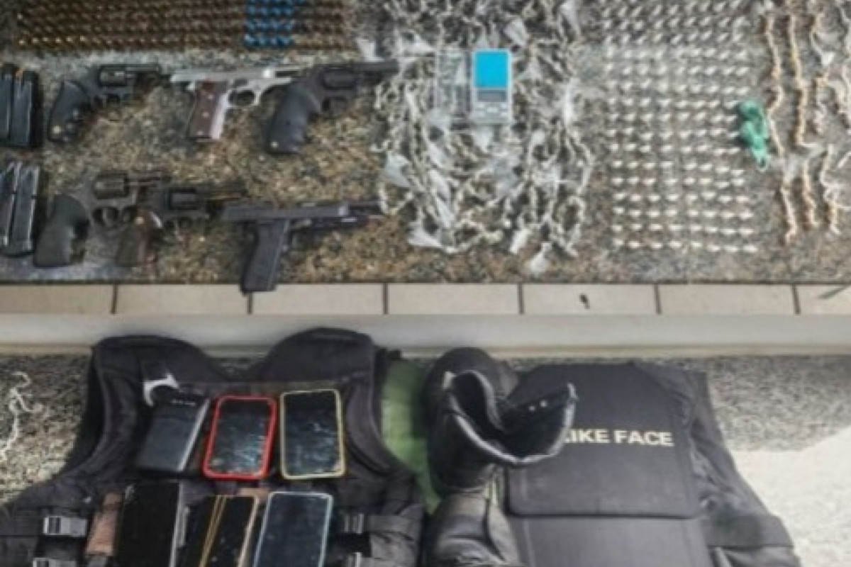 Foram apreendidos 58 pedras de crack, 176 pinos e mais 9,3g de cocaína, 522 big bigs de maconha, entre outras drogas (Foto: Divulgação/PMPE) Foram apreendidos 58 pedras de crack, 176 pinos e mais 9,3g de cocaína, 522 big bigs de maconha, entre outras drogas/Foto: Divulgação/PMPE